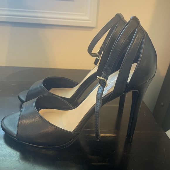 Le Chateau Size 7 Strappy Heels - Picture 2 of 4